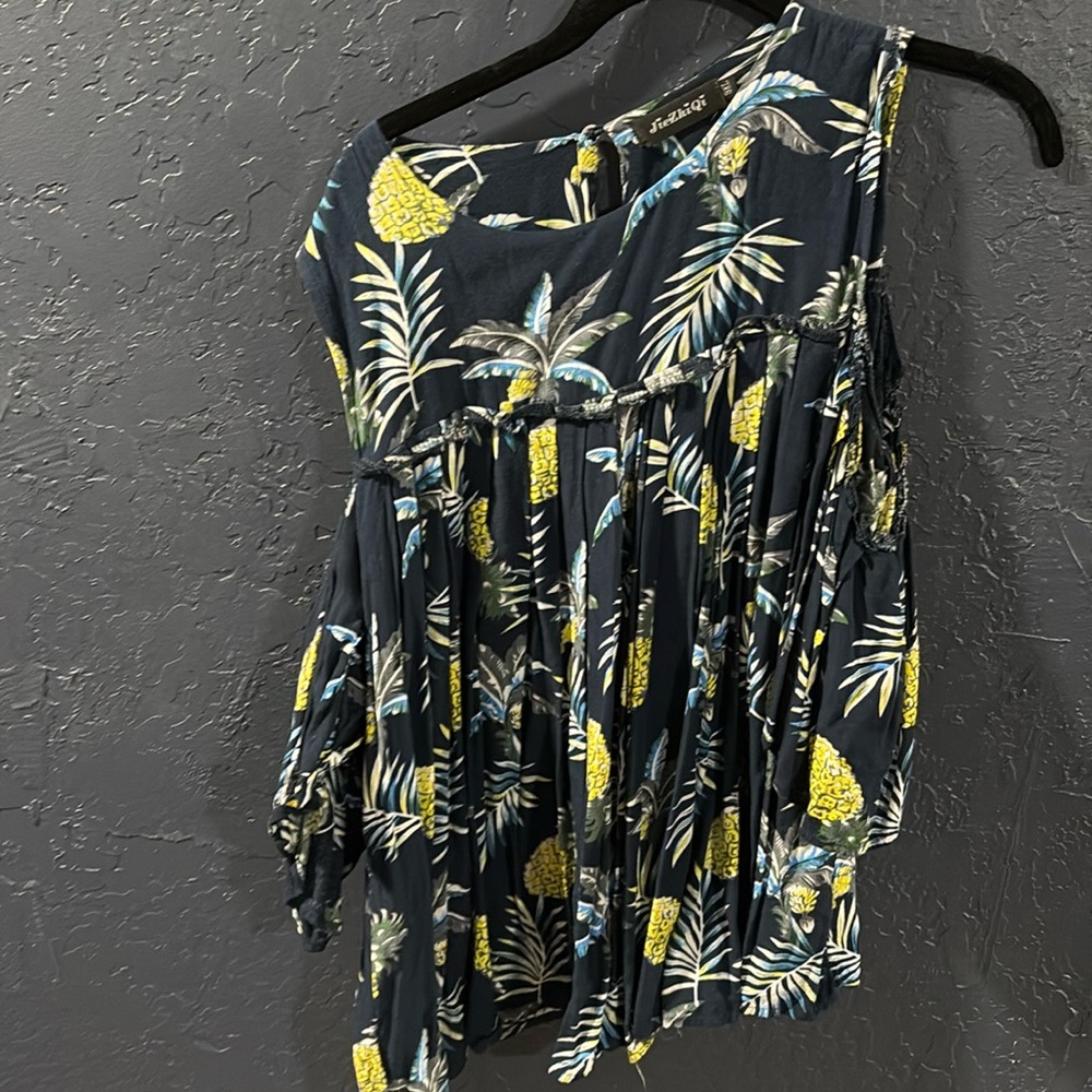 Cold shoulder pineapple blouse. 3xl but like large